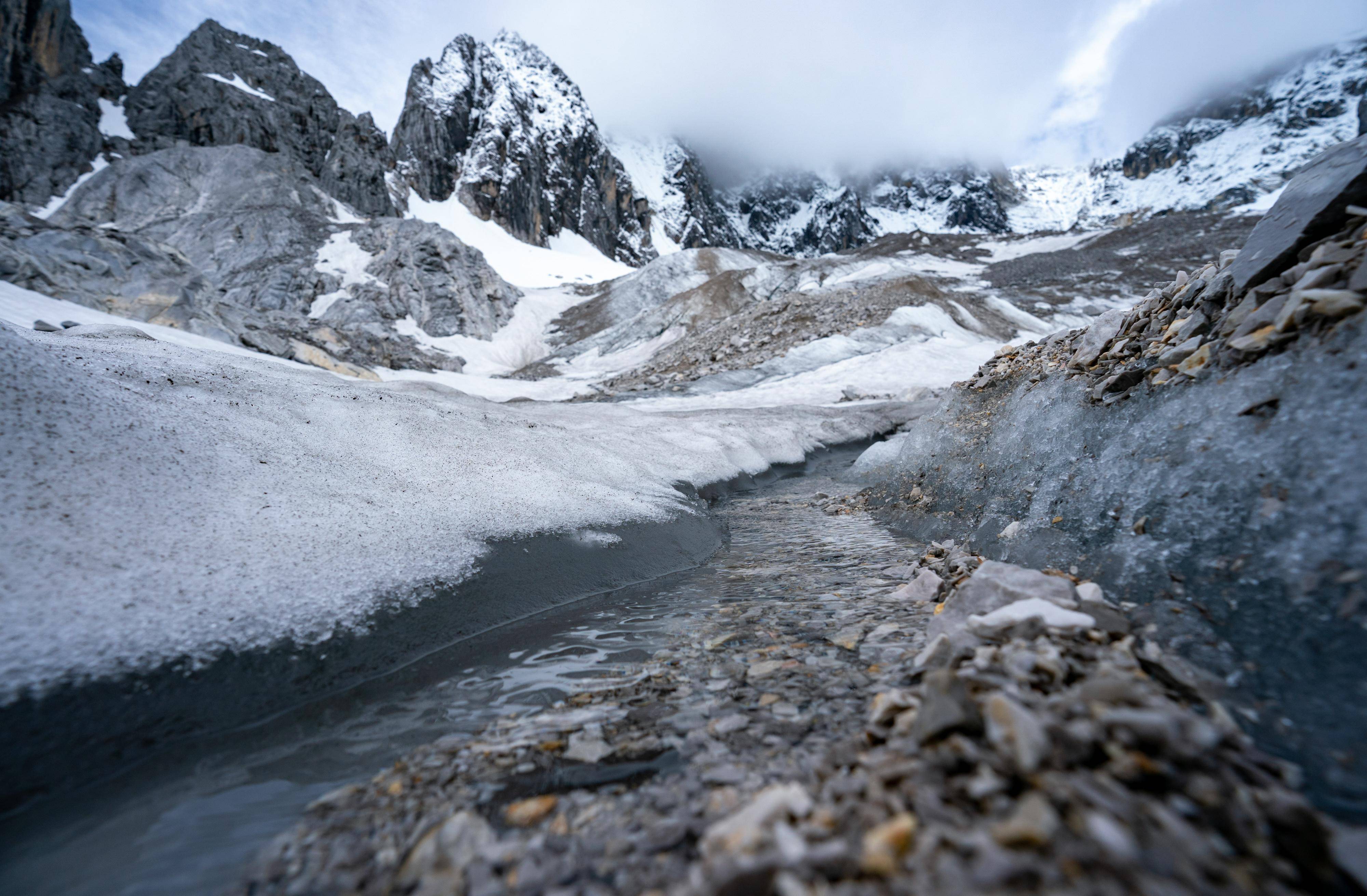 新华社记者 陈欣波 摄这是玉龙雪山白水河1号冰川一角(6月16日摄,无