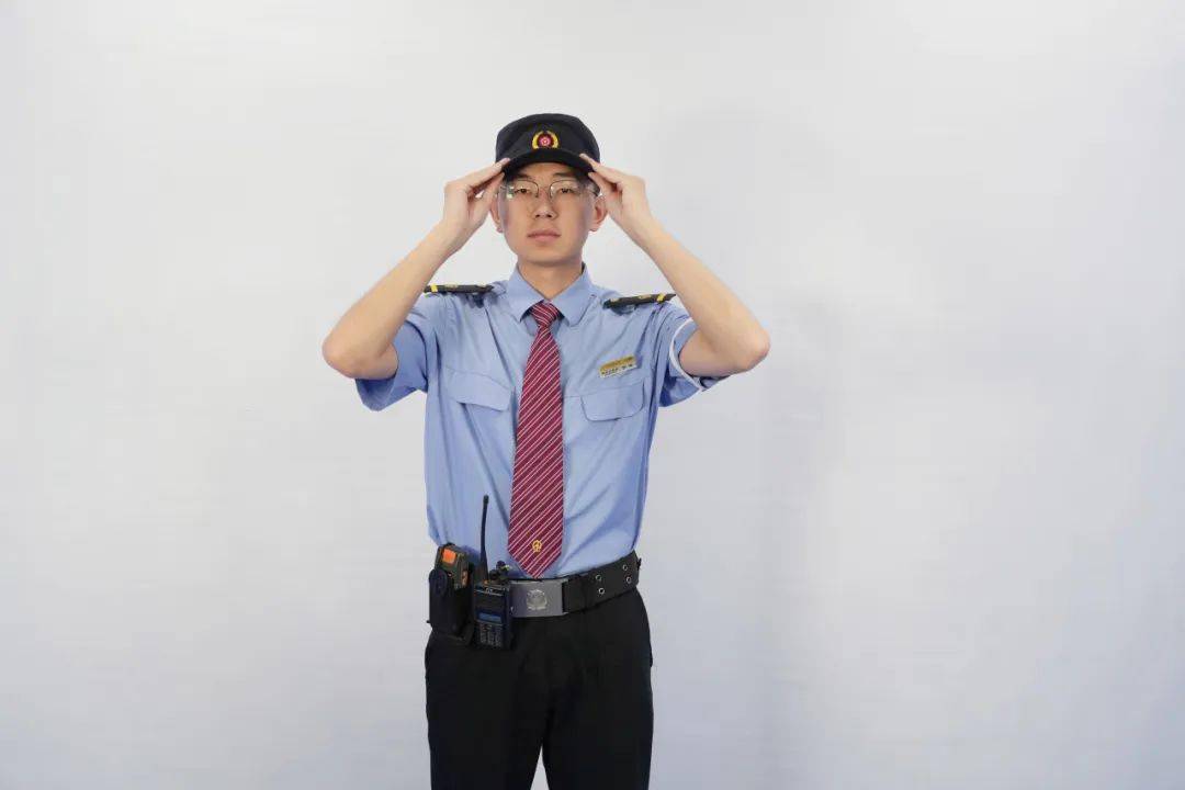 你还想看到铁路什么岗位的制服秀评论区留言告诉我们吧酷暑天"打铁花"