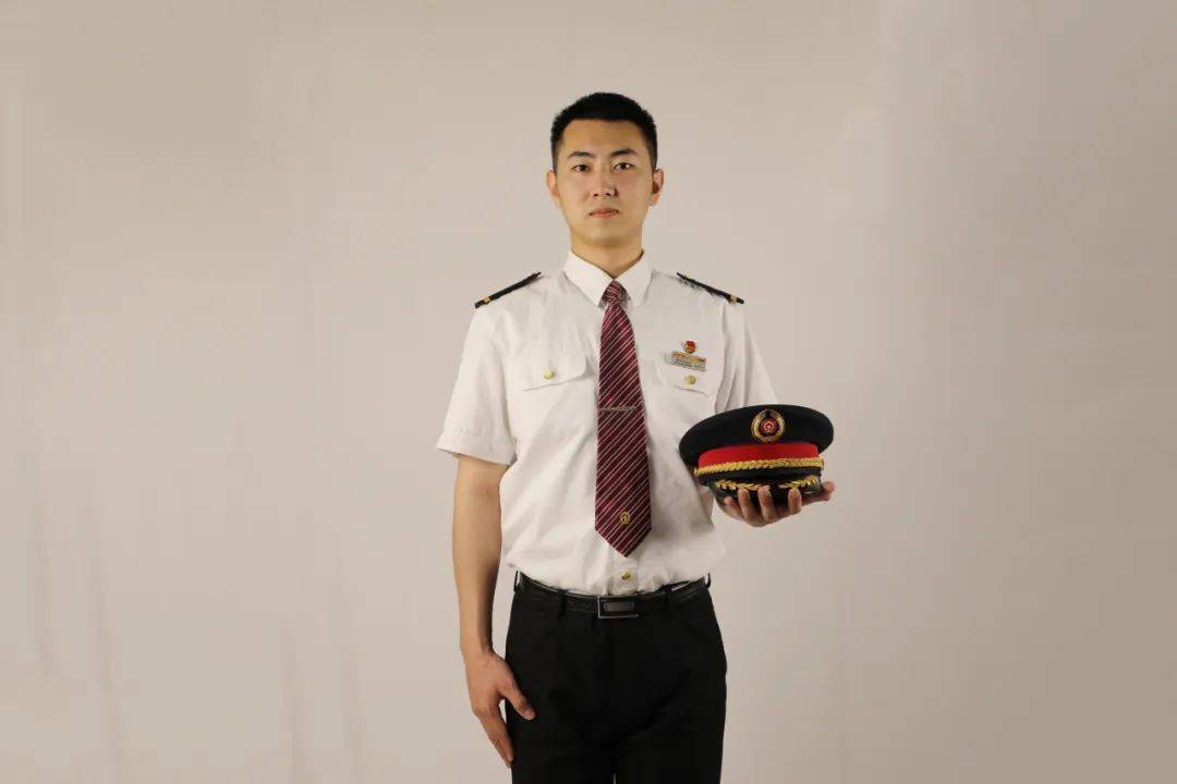 投票啦!高铁上哪身制服最帅 您说了算