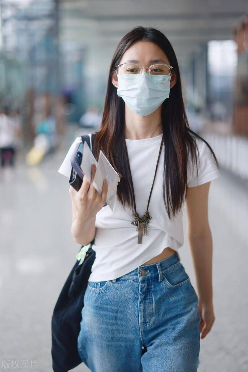 段奥娟现身虹桥机场,白te搭配牛仔裤休闲舒适_上海