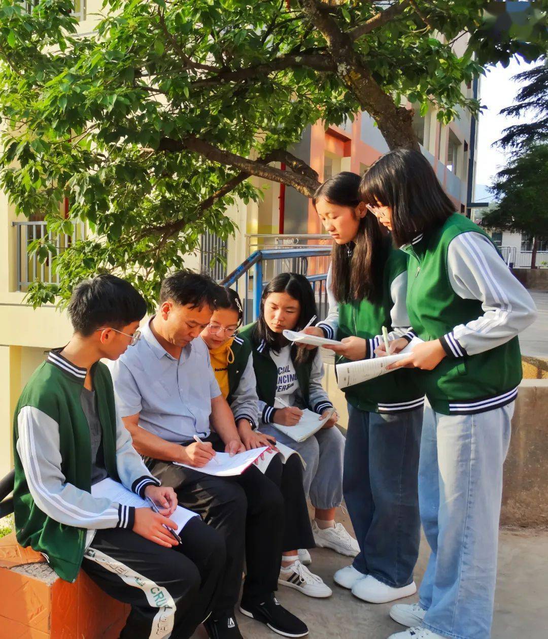 张贵祥,男,汉族,生于1972年12月,高级教师,中共党员,得禄乡初级中学