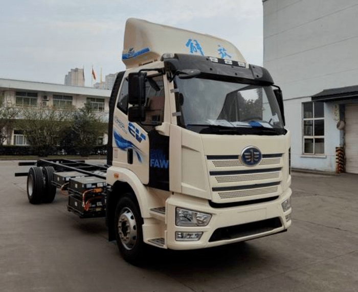 它们分别是一款j6l纯电动载货车底盘,以及由这款底盘打造的纯电动厢式