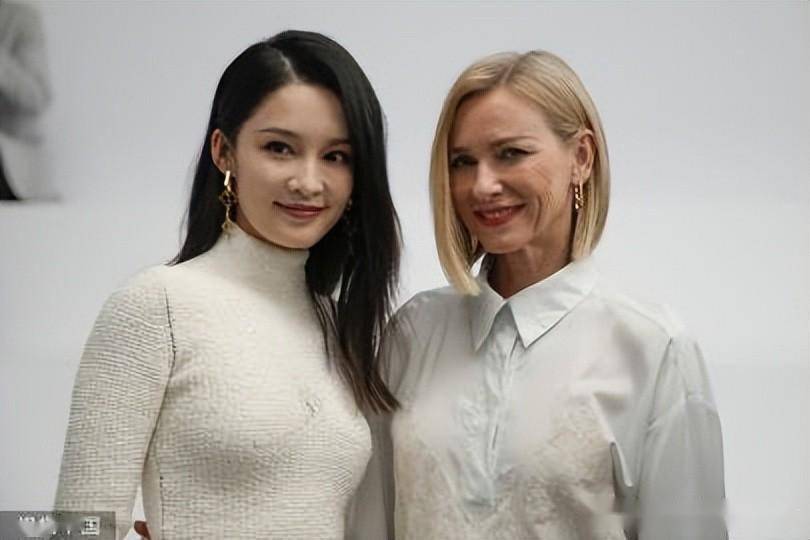 李沁巴黎高定时装周生图,秀场内与娜奥米61沃茨同框合影_watts