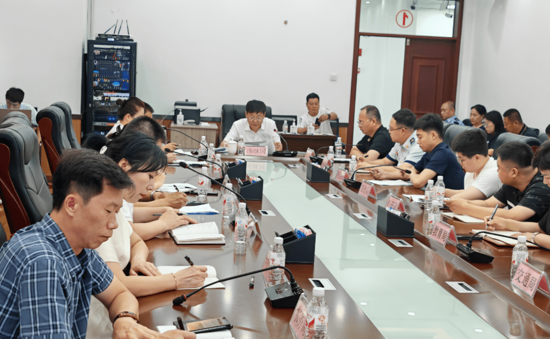 在主会场参加会议的有县安委会相关成员单位,巴彦镇和兴隆镇两个乡镇