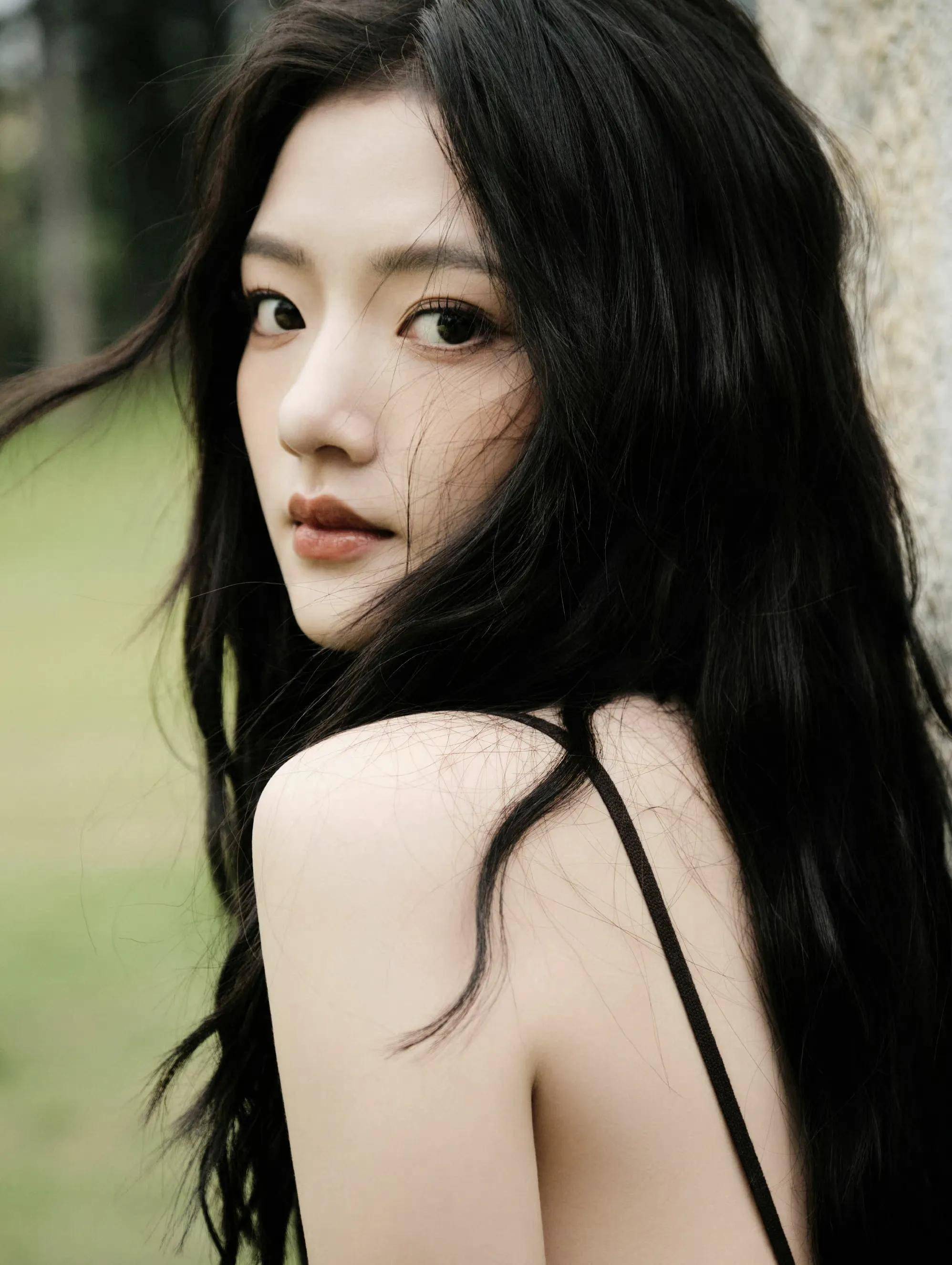 女星任敏时尚造型:清新靓丽,眉清目秀