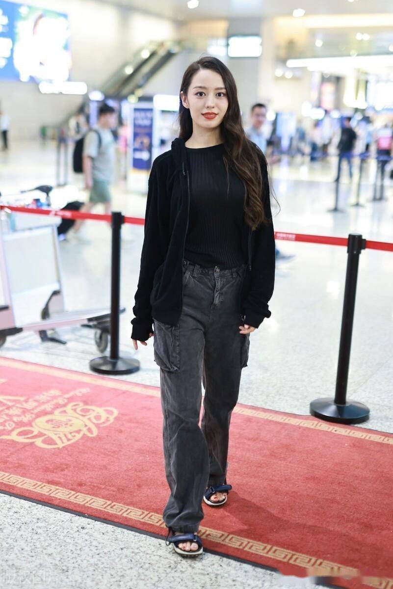 街拍:吉娜爱丽丝纯色穿着低调休闲_机场_上海