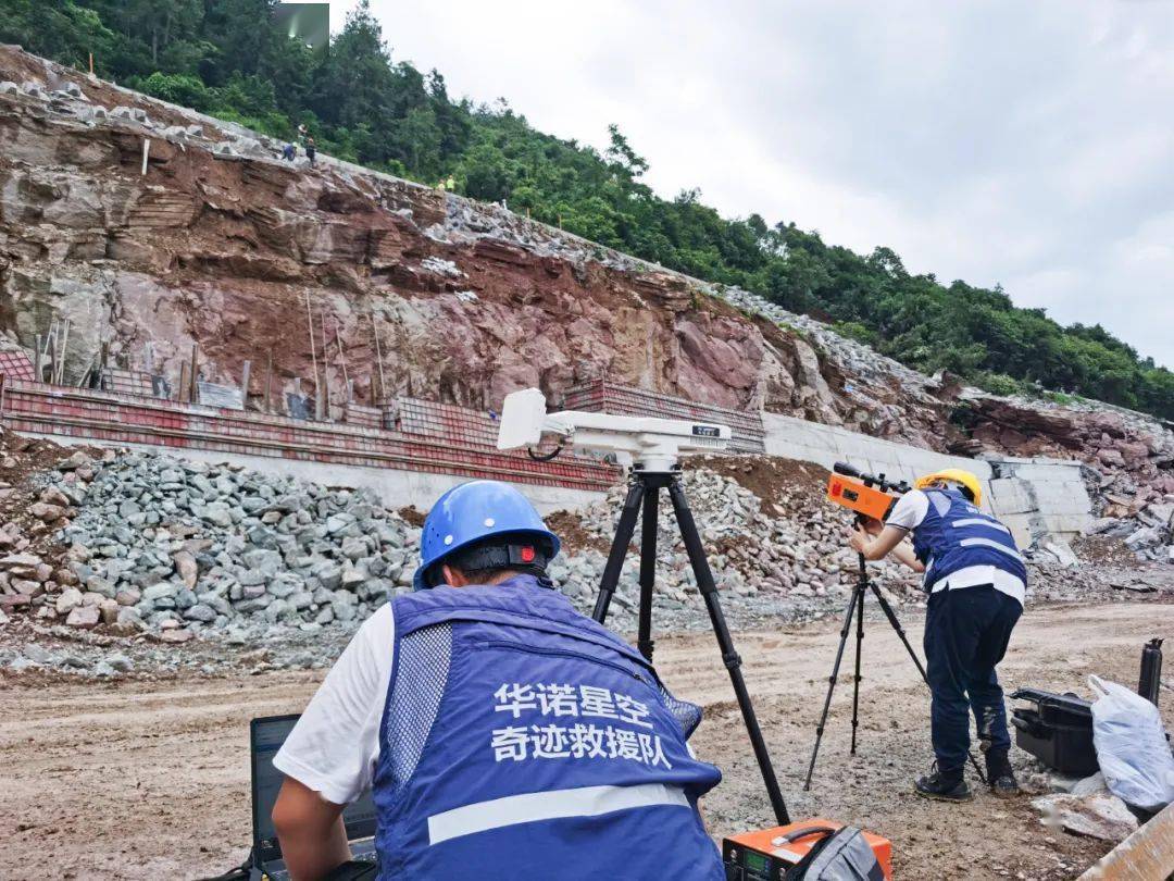 "新区造"生命探测雷达连夜奔赴湖北五峰山体滑坡现场_救援_周小飞