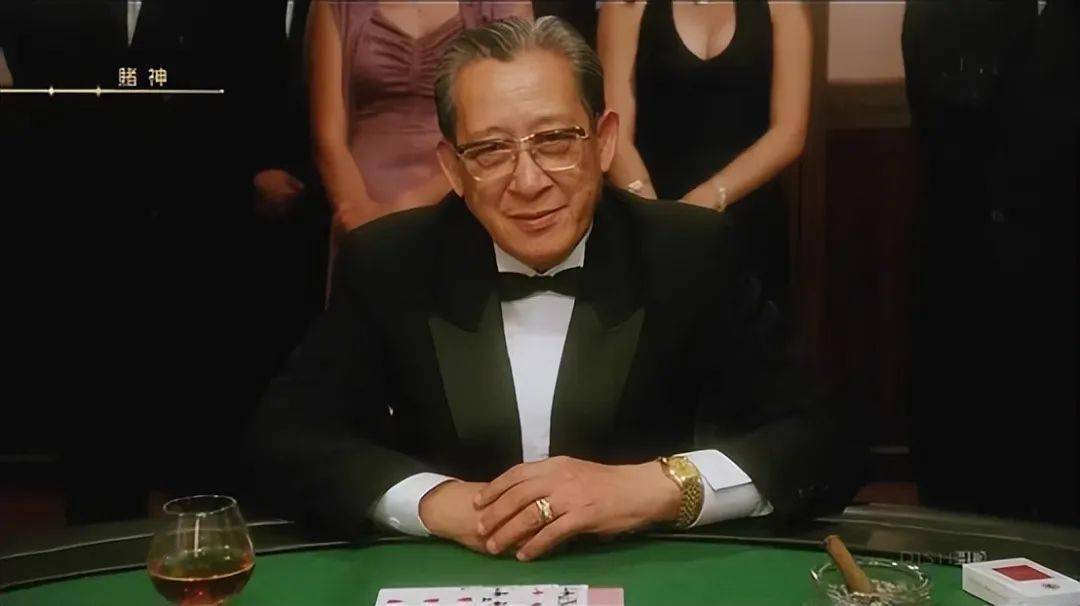 于是,他如约参加与新加坡赌王陈金城(鲍汉琳饰演)的赌局,并利用陈金城