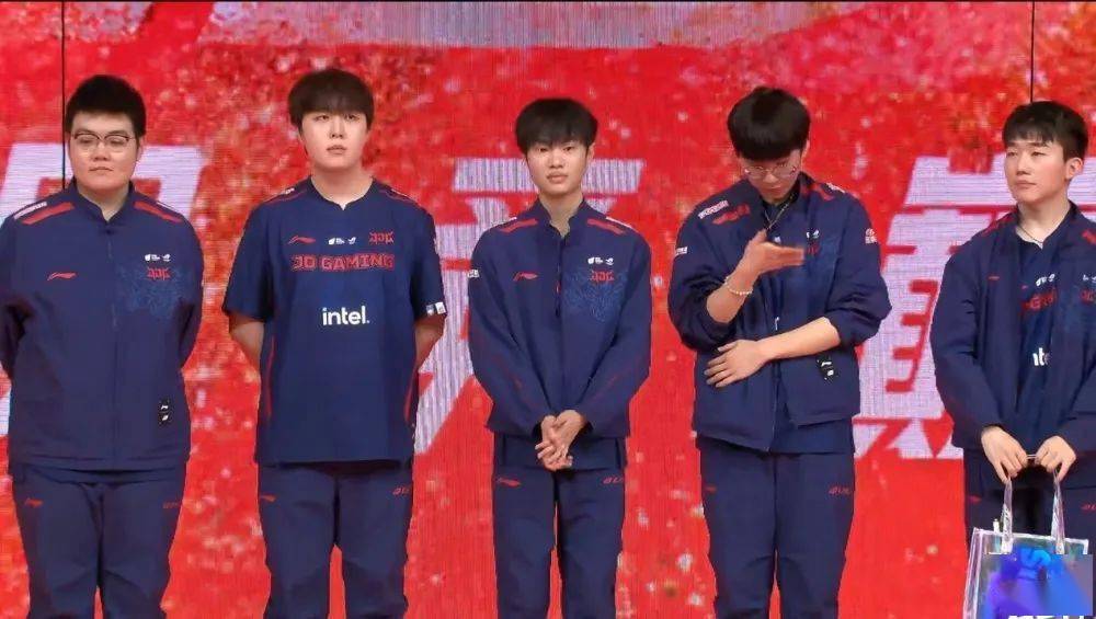 uzi版本陷阱被发现,lpl最强战力翻车,尺帝30次平a,杀不掉一人_比赛