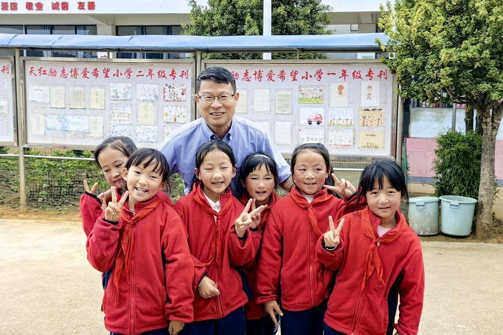 广东好人|卞华伟:13年执着为山区孩子改善伙食_玉龙_项目_小学