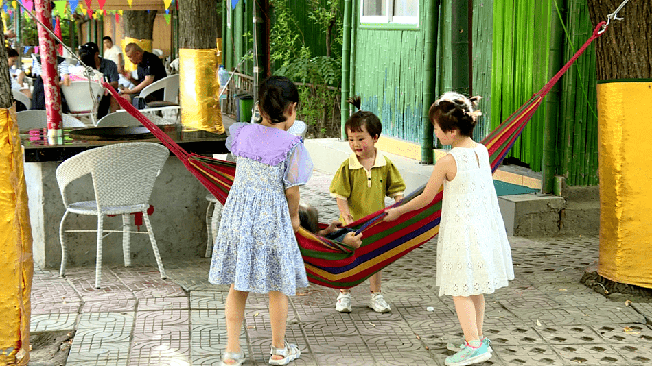 夏日休闲纳凉正当时 麦积区乡村旅开云 开云体育平台游迎来高潮(图4)