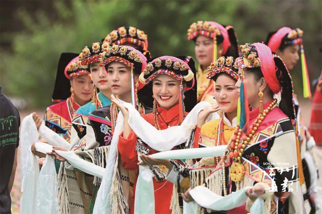 行走丹巴,你会发现女子们的服饰非常漂亮,而最漂亮的还是她们的头帕