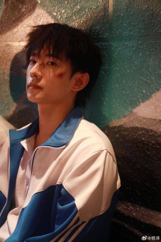 杨洋分享《我的人间烟火》片场照 校服战损妆少年破碎感_娱乐_花絮_宫
