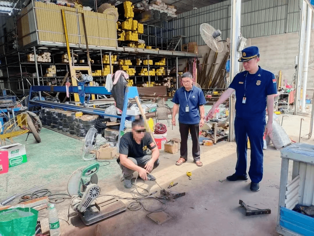 違規電氣焊作業專項整治行動時,發現一家卷閘門廠存在工人無證上崗