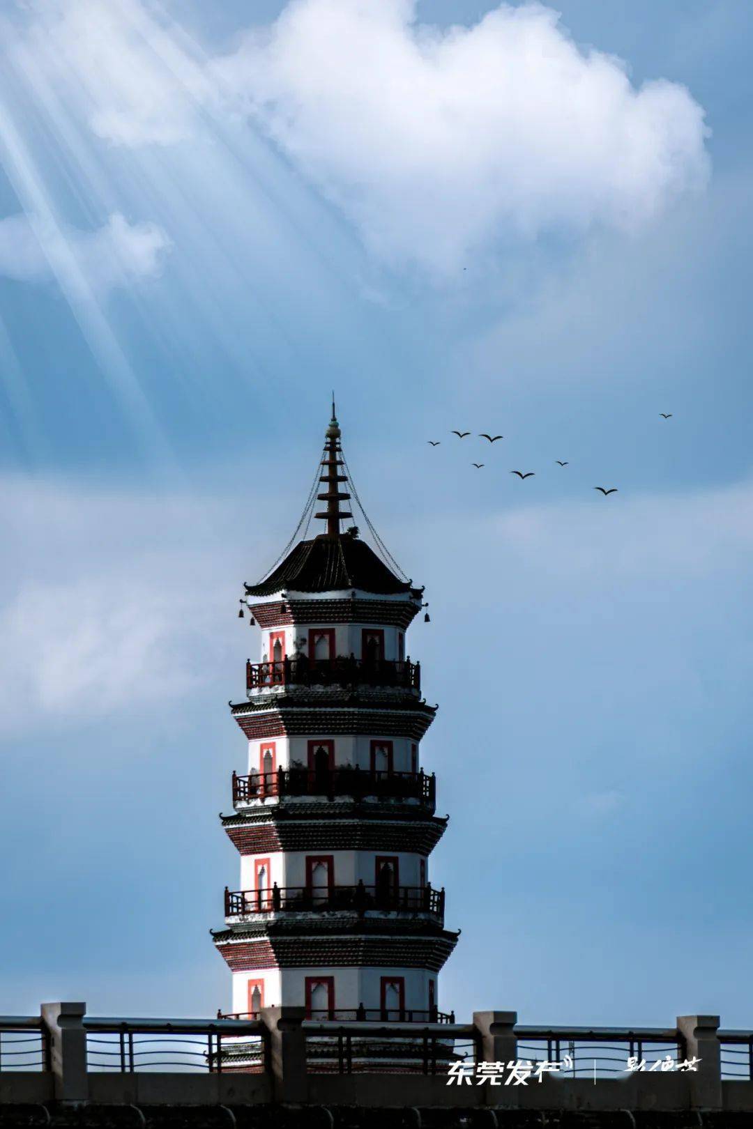 更添几分古色古香以蓝天白云为背景金鳌洲塔静静伫立在岸边东江东莞