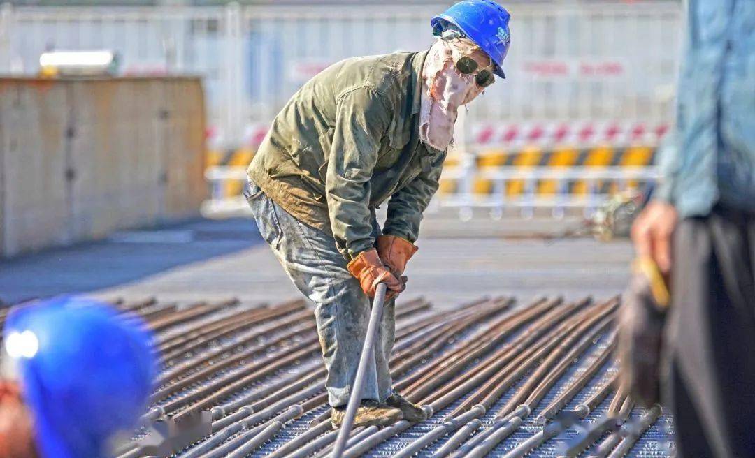 高温下的工人,楼顶工地钢筋温度80℃!_酷暑_详情_建设者