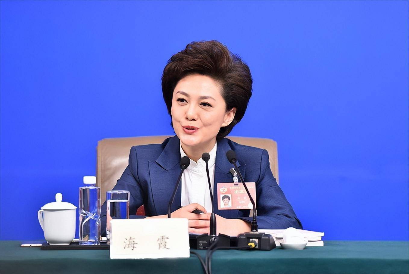 51岁央视主播海霞:穿裙不露大腿,不披金挂银,优雅得体更显气质_中年_显得_女人