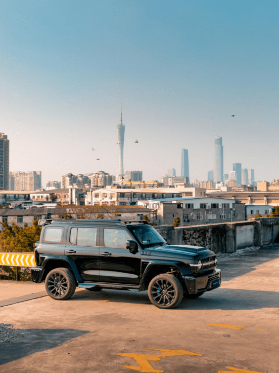 座舱,前后双碳翼一体式车顶平台,独立后置收纳箱,cyberspace音响系统