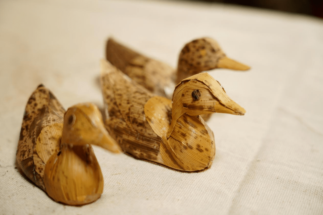 实践成员们也利用了笋壳以及废弃的布料来共创亚运主题的笋壳粘贴画