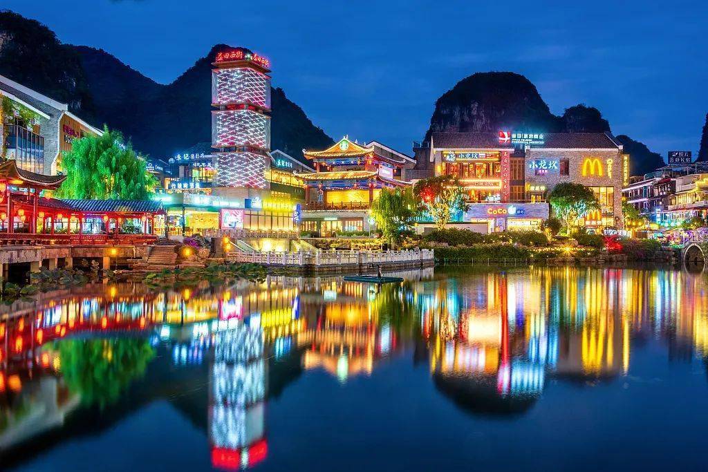 桂林阳朔西街夜景day4●前往阳朔碧莲峰,观摩"带"字摩崖石刻,了解