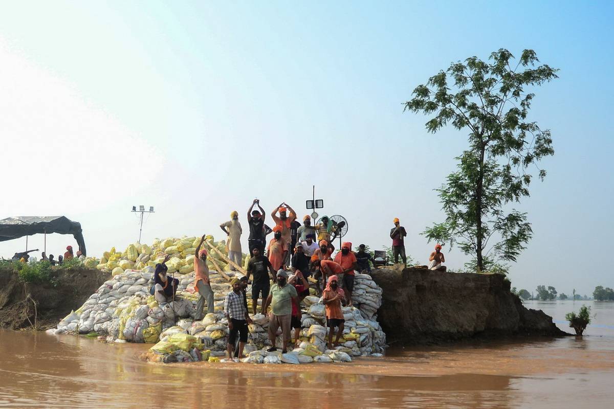 直击|印度北部洪水已致逾百人死亡,亚穆纳河水位创历史新高_地区_人们