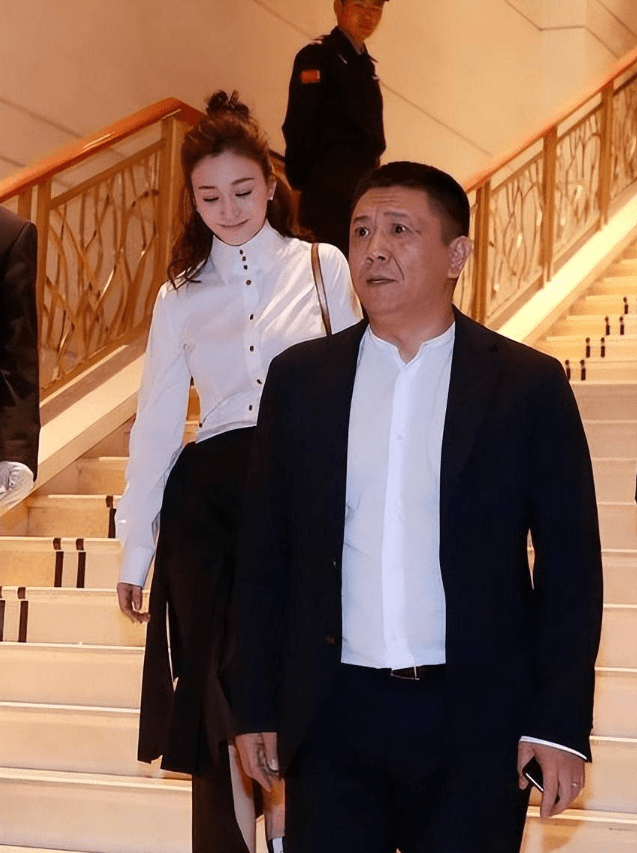 比如李小冉和她大6岁的富豪老公李佳宁,在出席一场活动时,擅长保养穿