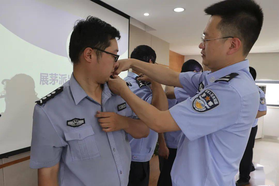 會後,分局各部門分別舉行授銜儀式,為本單位輔警頒授警銜.