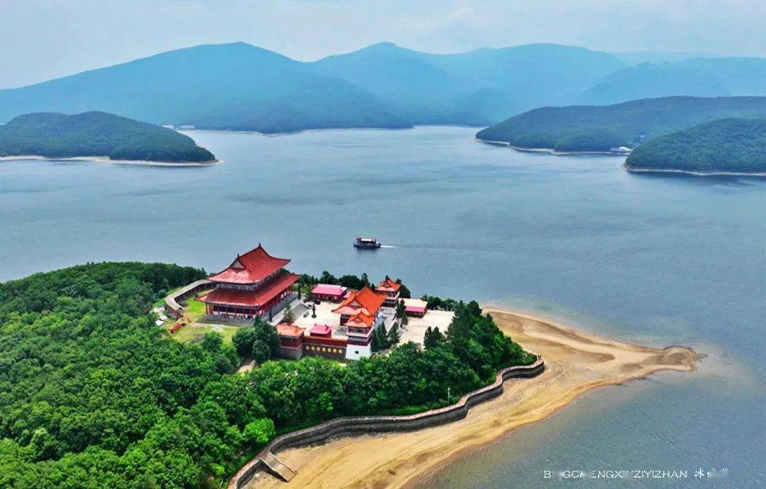区的大巴门票:镜泊湖名胜风景区100元/人,火山口地下森林公园55元/人