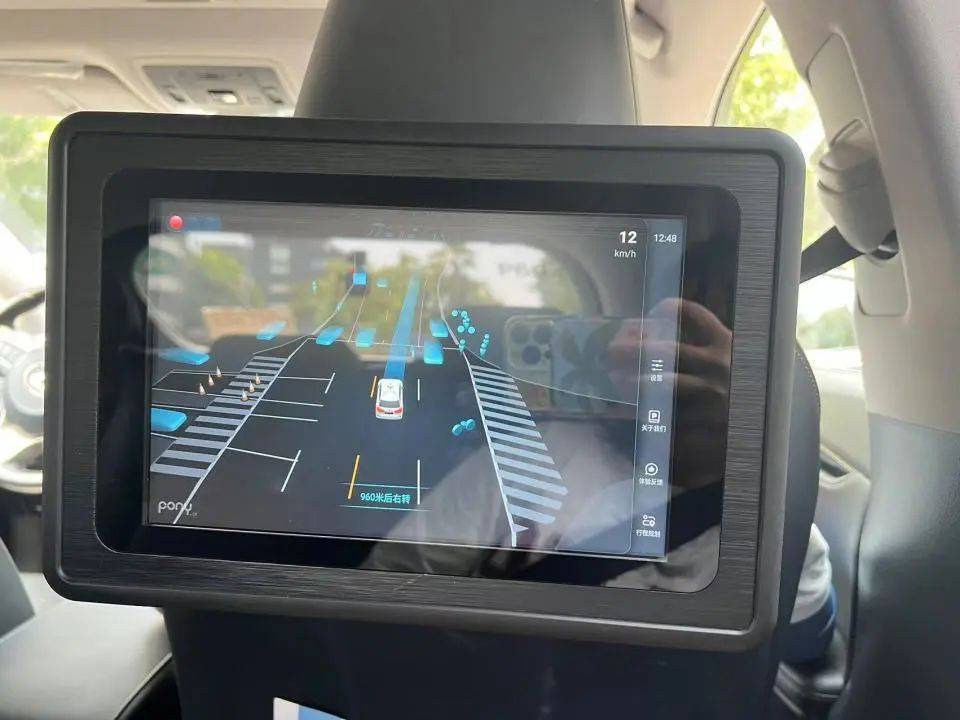 行驶过程中配有安全员的第四代apollo红旗车.(图/时代财经摄)