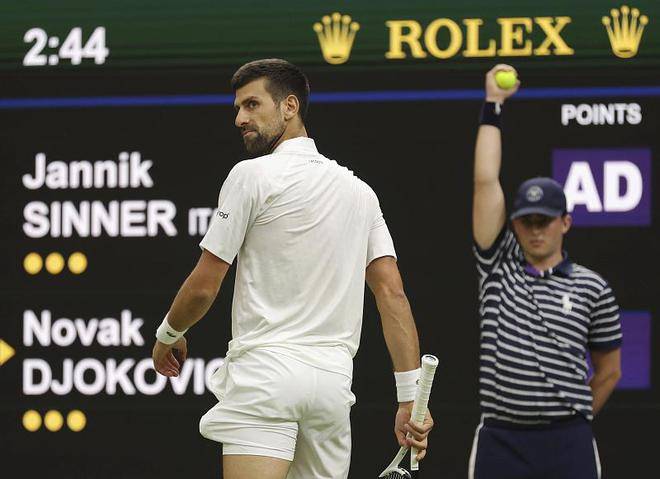 媒体证实德约科维奇温网半决赛发怒的真正原因!_观众_反应_辛纳