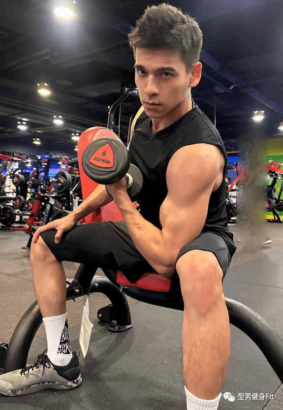 儿气的肌肉小帅哥