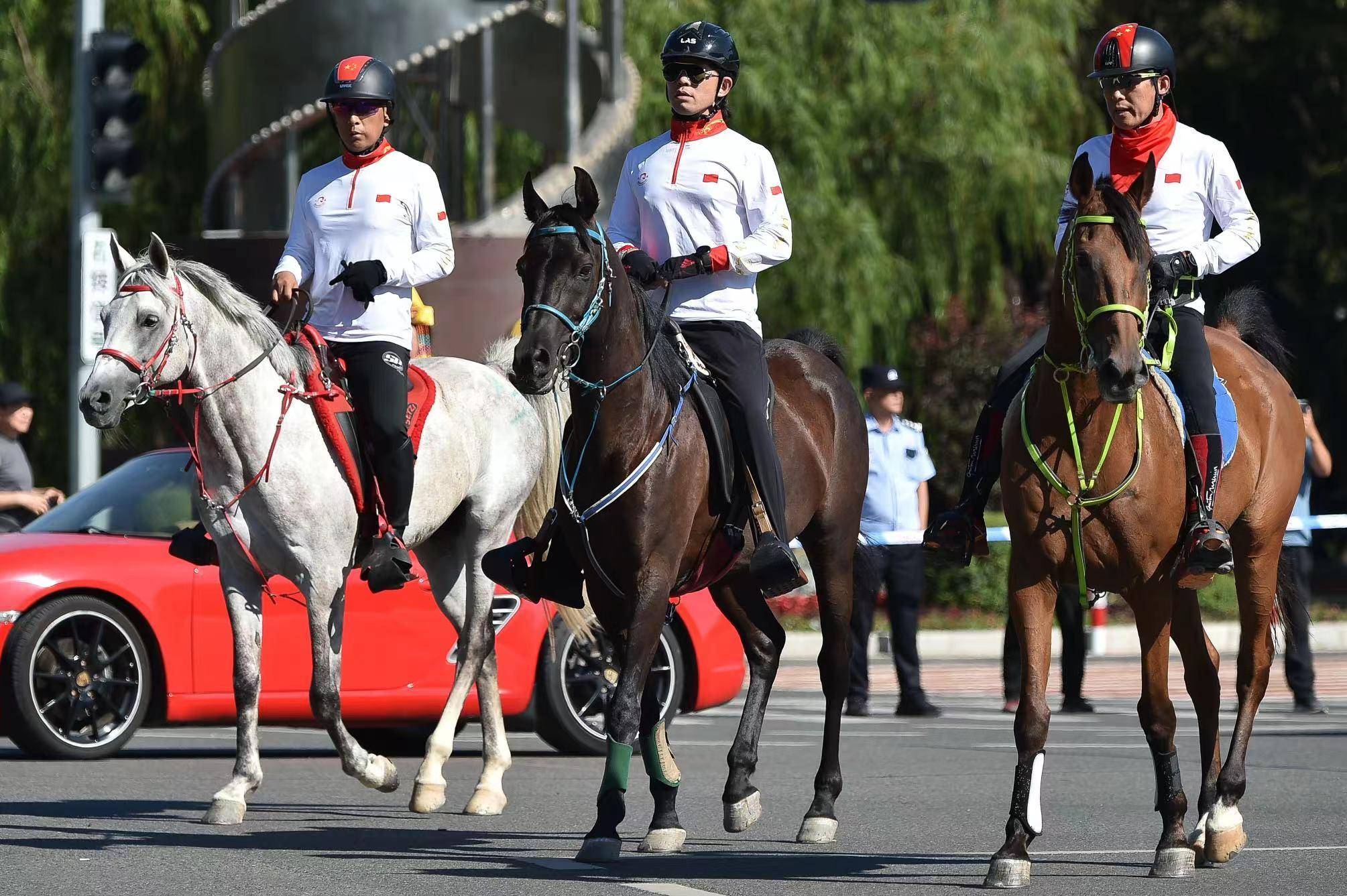 据悉,本次马术耐力赛赛道独具特色,是国内最好的城中草原马术耐力赛