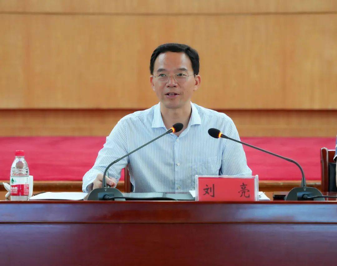 图:市民政局党组书记,局长刘亮会议强调一是坚持循序渐进.