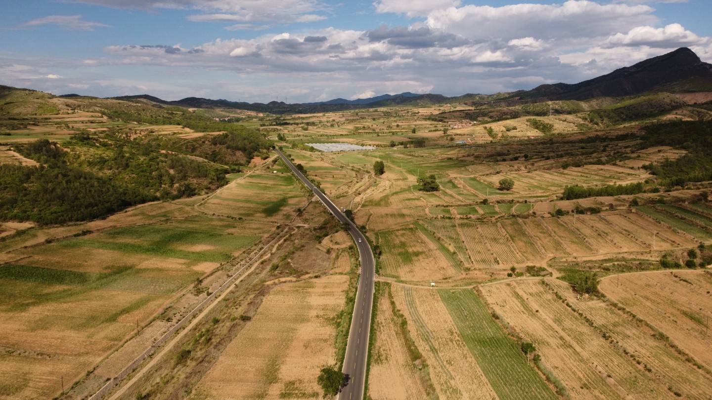 高温下的华北山区 炙烤的农田与持续的抗旱_村民_旱地_河北省