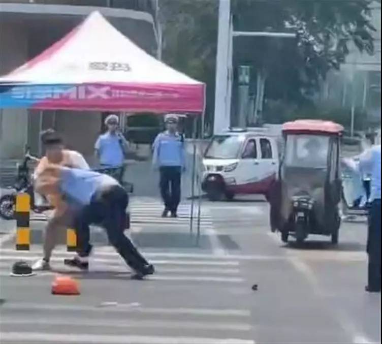 河南安阳一男子当街殴打交警，还追上前连扇耳光，刑警队已介入