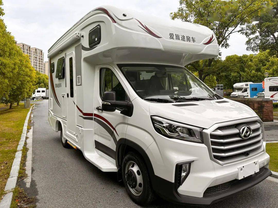 爱旅途大通v90c型房车 纵置床位布局 舒适安全出行 温馨家外之家_搜狐