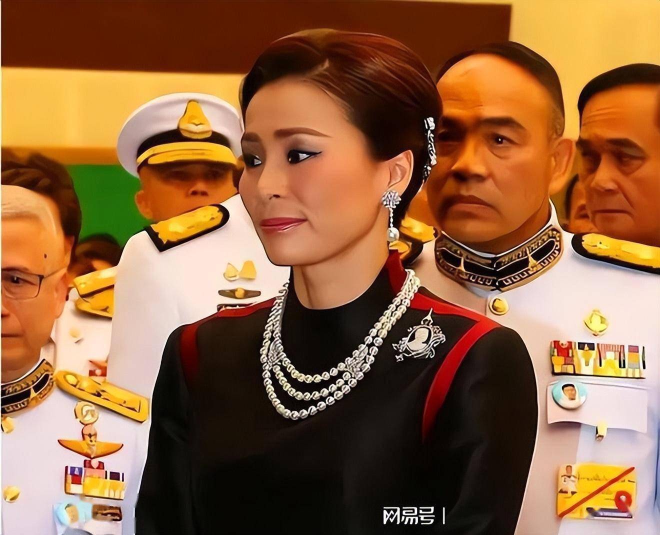 2014年,泰王妃被迫脱光衣服趴在地上喂狗,遭到曝光后不得不出家_拉米