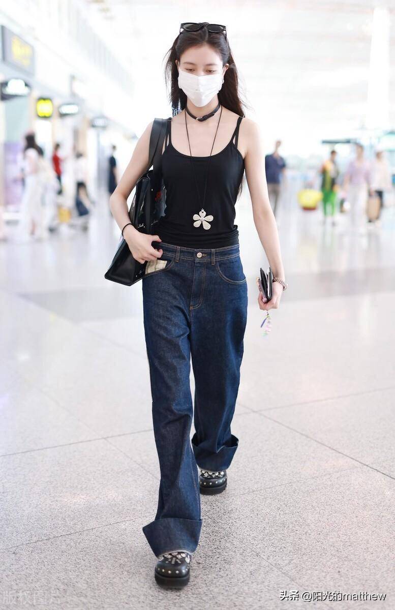 宋妍霏街拍:纯色背心搭配牛仔裤简洁时尚_机场_北京