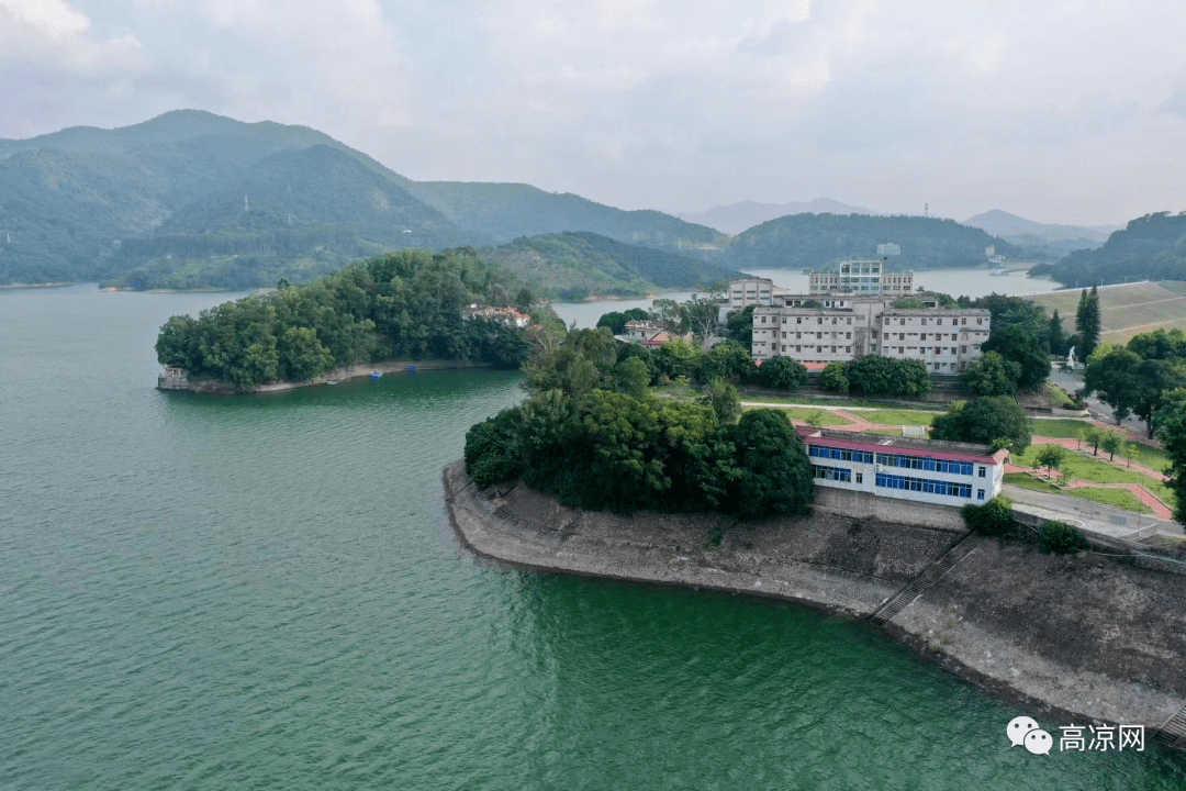 1958年建高州水库时,原石骨墟受浸迁至现址建墟,故名"长坡"