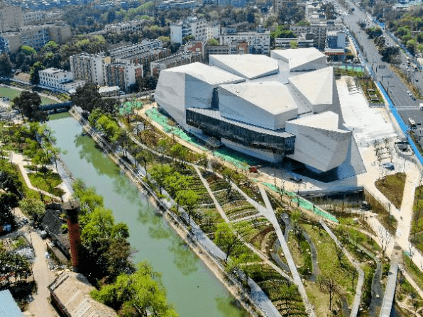 大运会赛事场地之成都理工大学博物馆与东风渠总干渠(摄影:梁栋程)