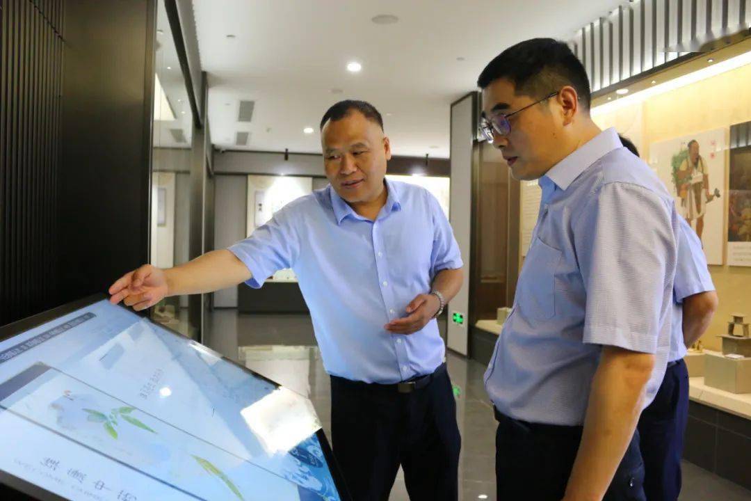 7月19日,丽水市政府常务副市长楼志坚一行赴维康药业进行调研指导.