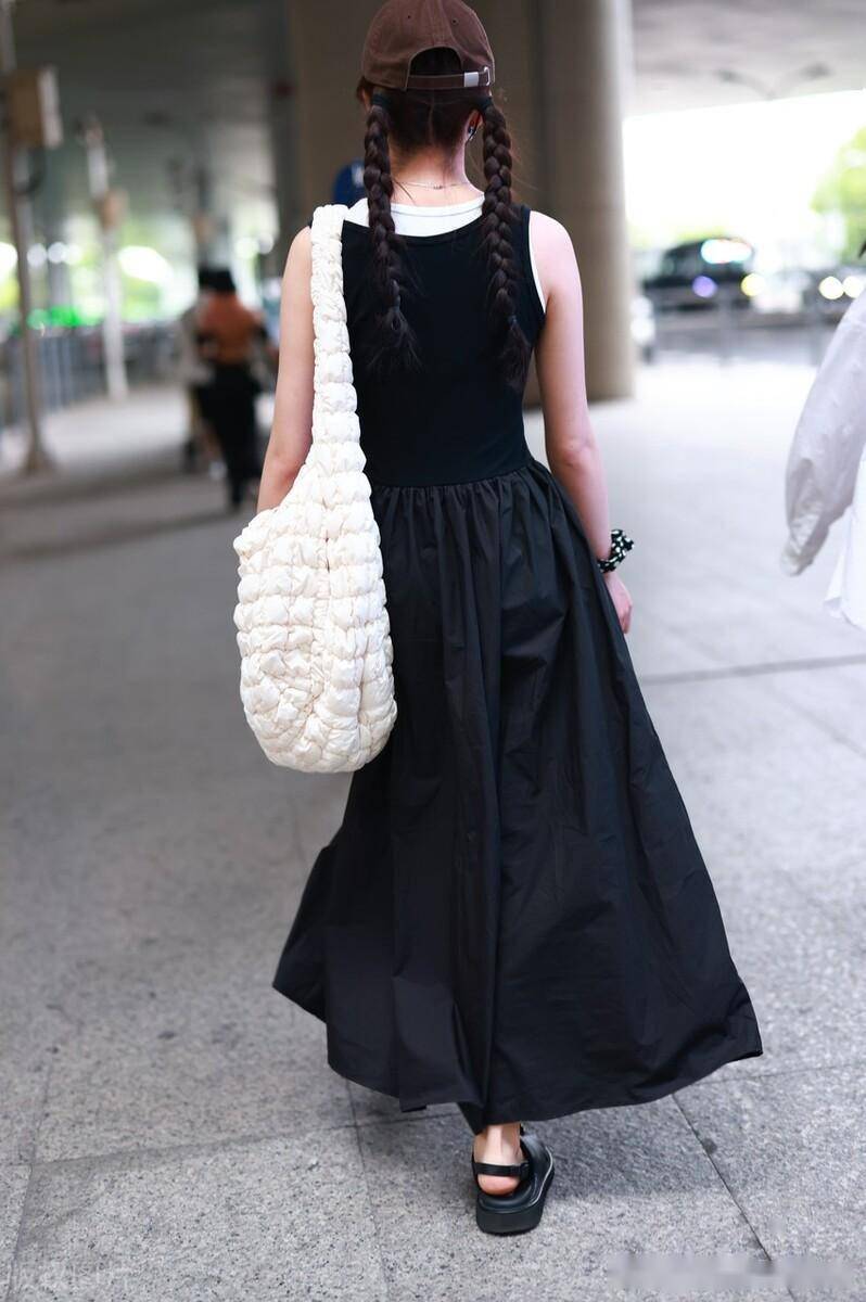 苏晓彤穿黑色无袖长裙时尚洒脱,和粉丝打招呼亲和力满满_机场_上海