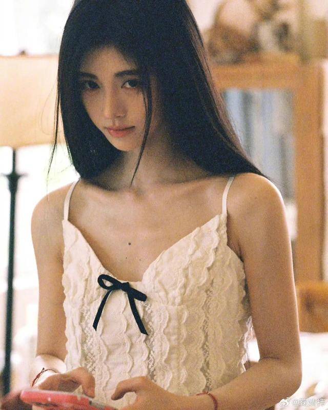 鞠婧祎蕾丝吊带裙好美好仙~鞠姐的锁骨是真的可以游泳吗?