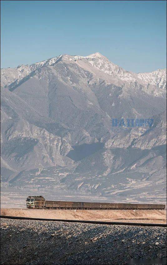 2022年12月4日,城鸡铁路,直通货车行驶在鸡西-柳毛区间,即将接近柳毛