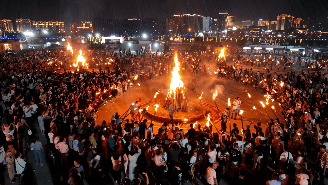 狂欢模式开启 西昌点燃2023年第八届凉山彝族火把节西昌火把月活动第