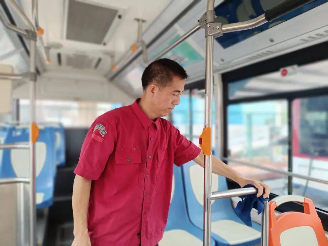 学过简单的应急救护知识,在黄岐医院参与过救护和防疫相关的志愿服务