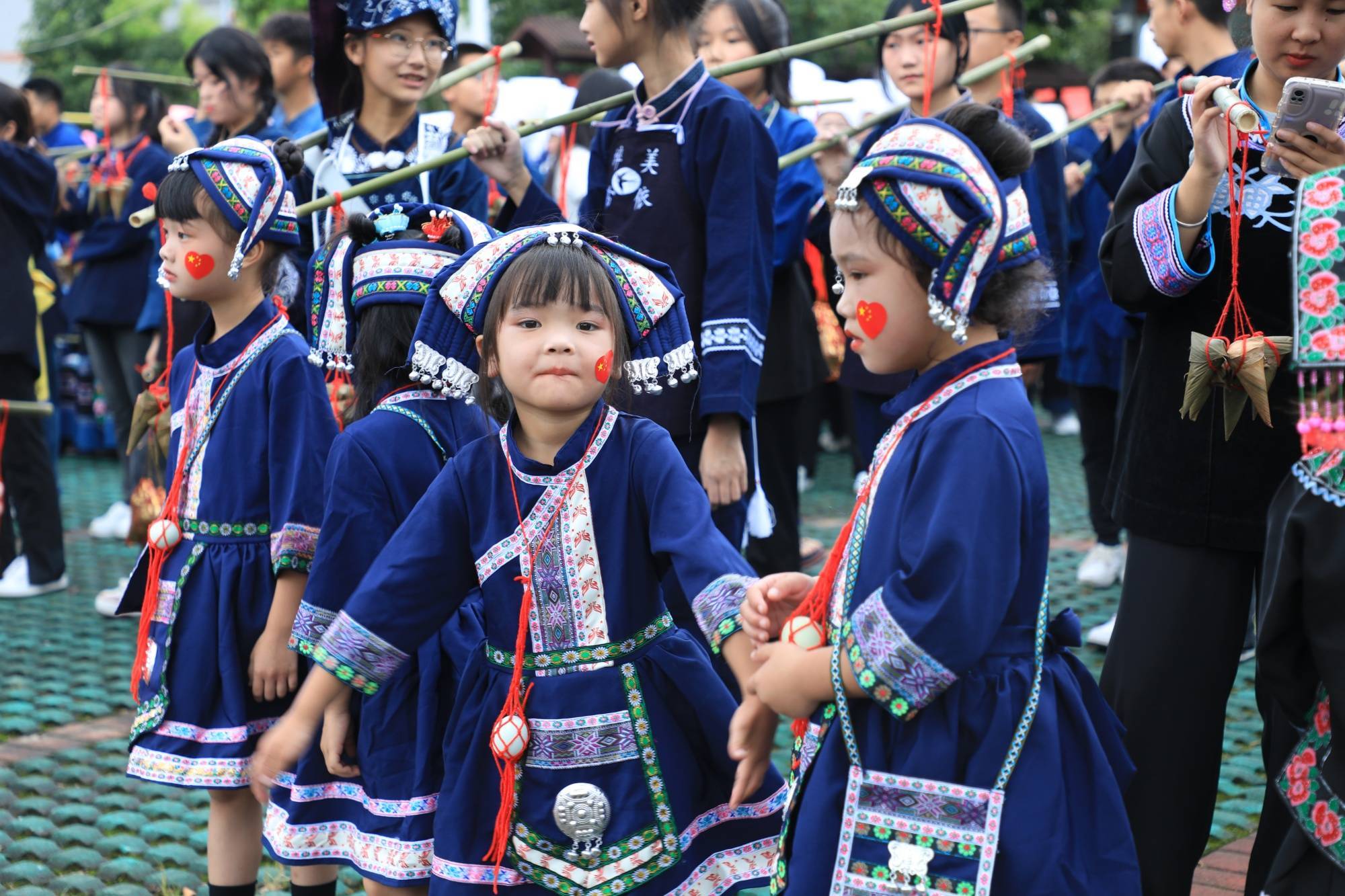 布依族小朋友参加踩街仪式(长顺县融媒体中心供图)活动现场,24个游行