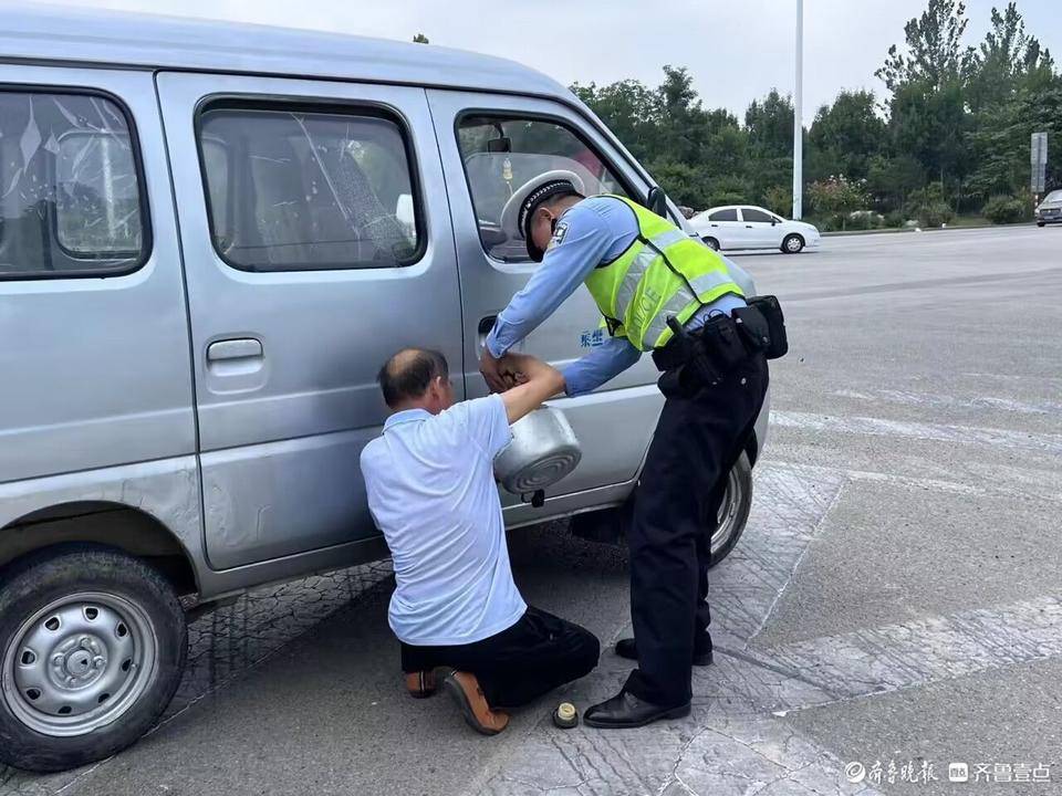 许,阳谷交警大队石佛中队民警张伟和同事像往常一样在凤祥路口执勤时