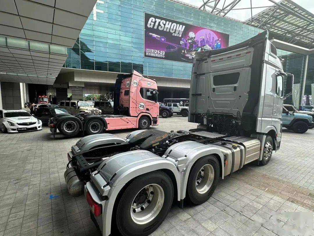 此外,停在旁边的奔驰actrocs mp5也是不常见的.