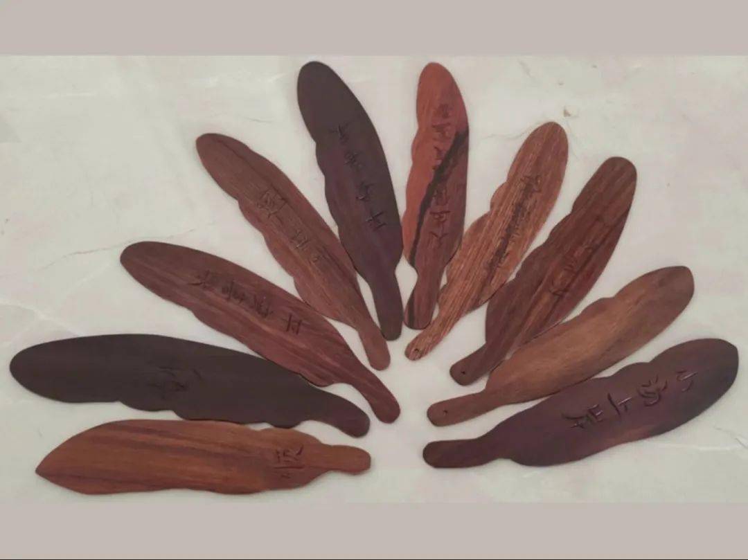 在木雕的制作过程中要经过磨光,上油,刻字等多道工序步骤.